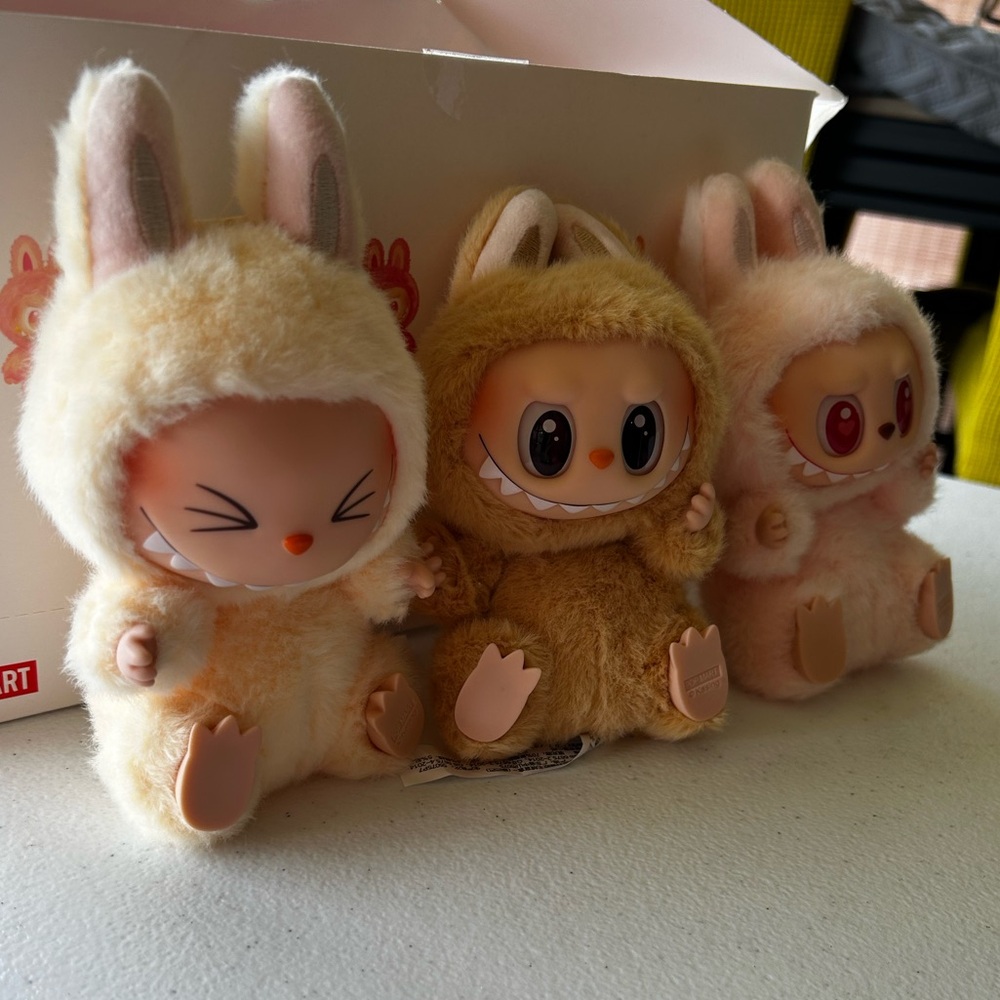Adorable POP MART LABUBU - Picture 4 of 5